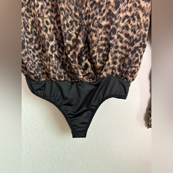 Good American Leopard Animal Print Plunging Faux Wrap V-Neck Satin Bodysuit 0 - Picture 3 of 12
